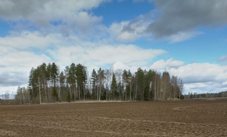 äestettyä peltoa.