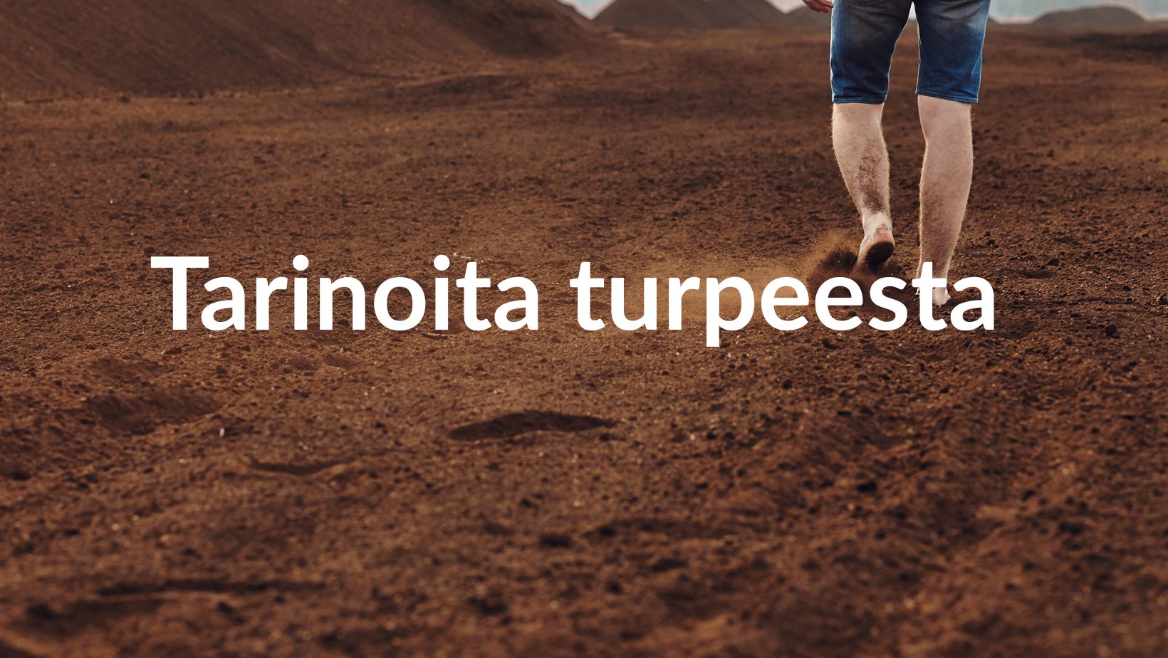 Tarinoita turpeesta, henkilö kävelee pöllyävässä turpeessa.