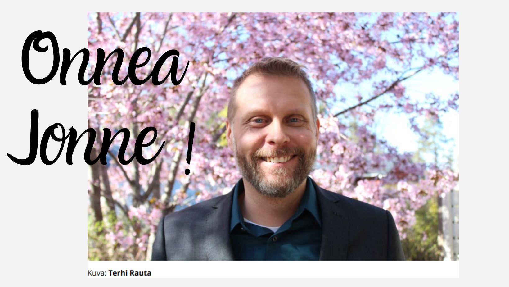 Onnea väitökseen Jonne Parkkinen! Jonnen kasvot ja taustalla kukkiva kirsikkapuu.