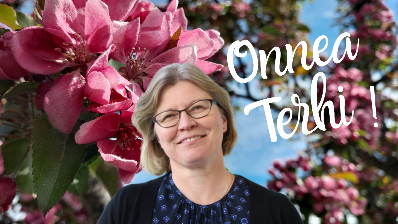 Onnea väitökseen Terhi Junkkari! Terhin kasvot, taustalla kukkia.