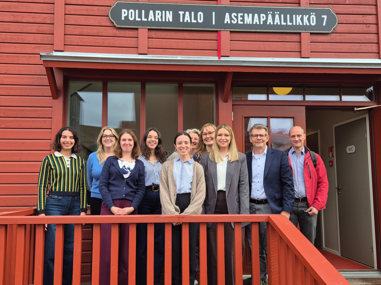 Ryhmäkuva, jossa Smart Con Europe -hankkeen ihmisiä punaisen talon portailla.