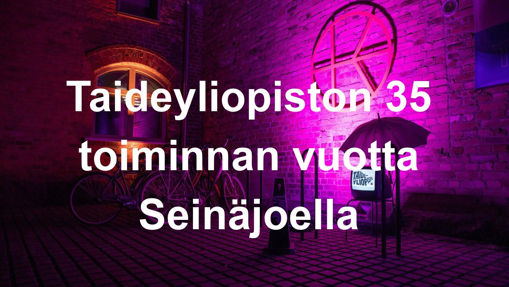 Taideyliopiston 35 toiminnan vuotta Seinäjoella. Kuvassa Kalevan navetan seinustaa värivaloissa.