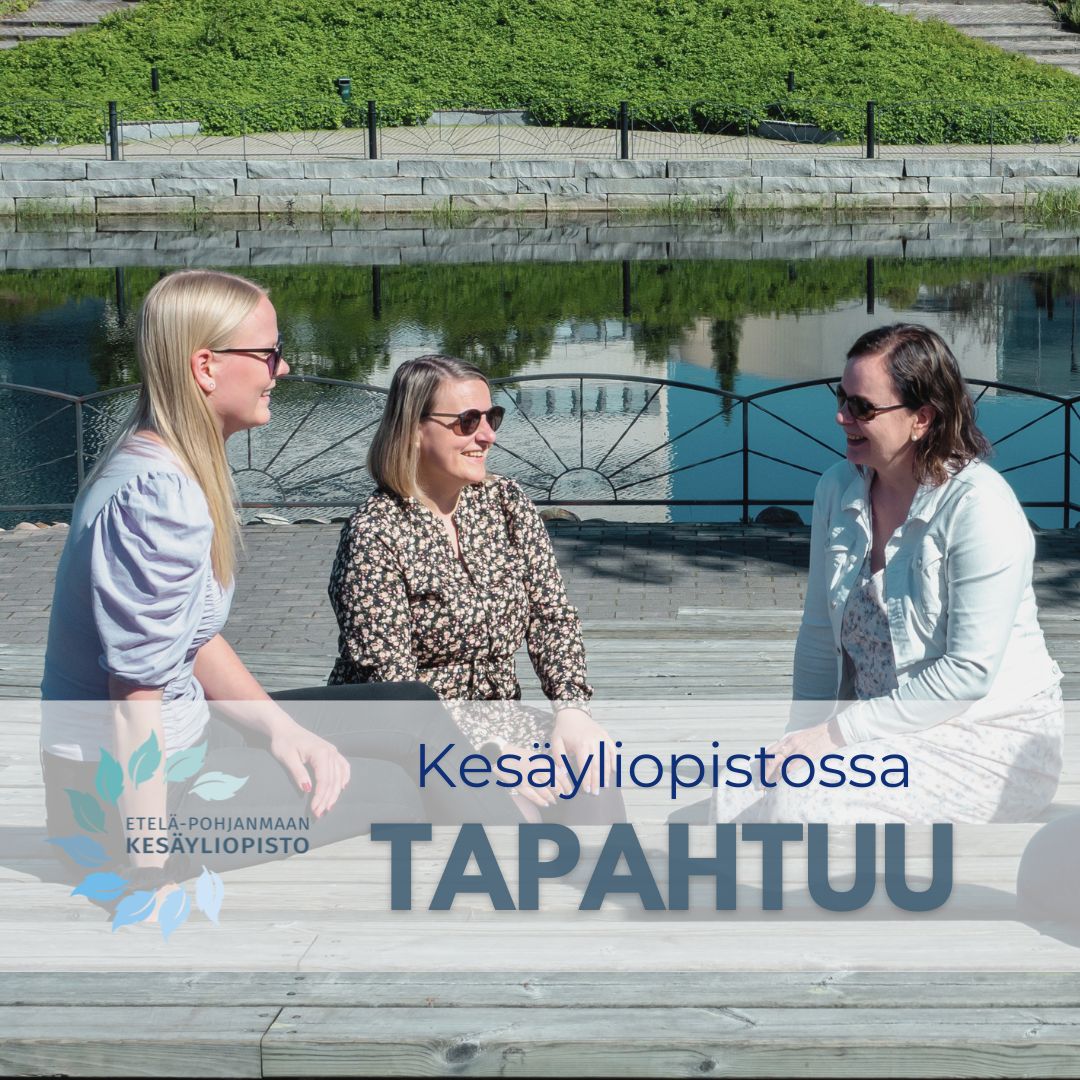 Kansikuva, jossa kolme kesäyliopiston työntekijää keskustelee jokirannassa. Kuvassa teksti ‘Kesäyliopistossa tapahtuu